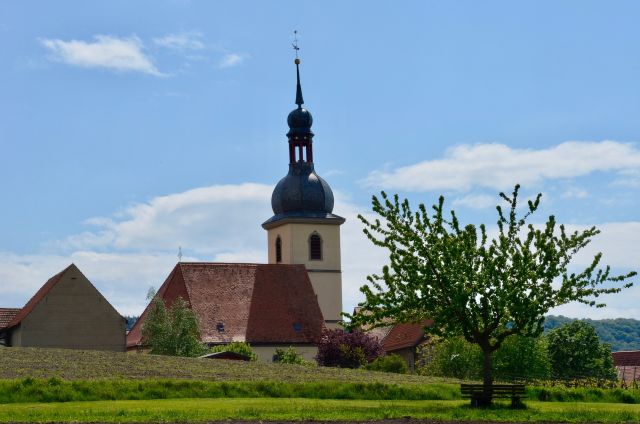 Obrázek kostela ve vesnici